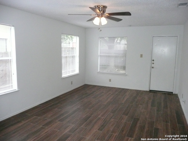 Foto del edificio - 8917 Fall River Dr