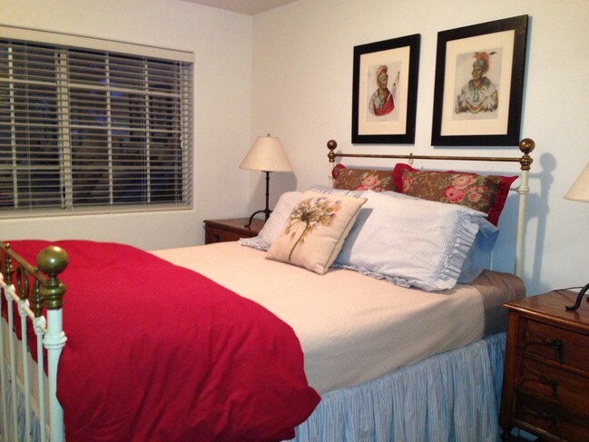 Habitación amueblada para huéspedes en Flagstaff con cama tamaño queen - 4190 E Village Cir