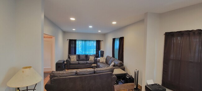 Foto del edificio - 889 Fuller Ave