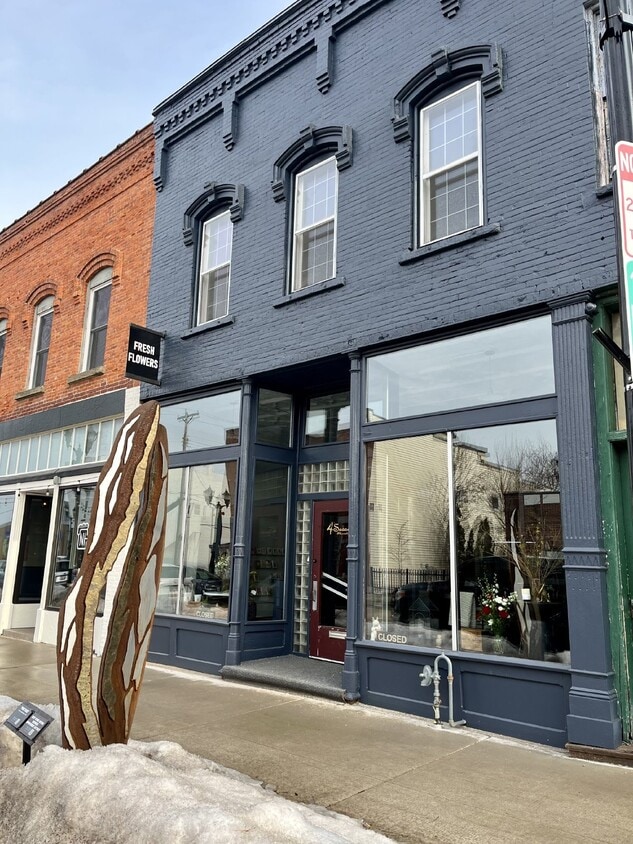 Foto principal - 3 Bed 1 Bath overlooking historic Grand Ave Available June 1st!