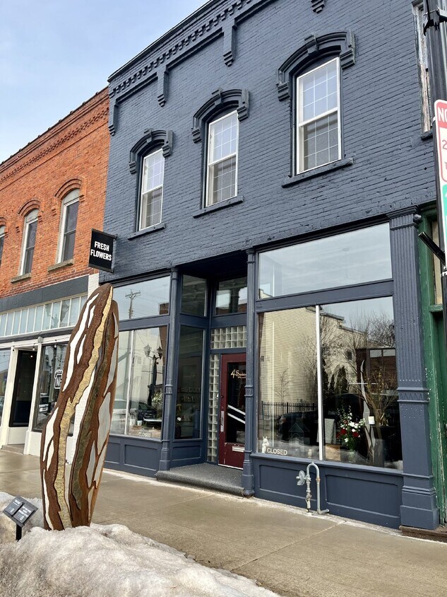 Primary Photo - 3 Bed 1 Bath overlooking historic Grand Ave Available June 1st!