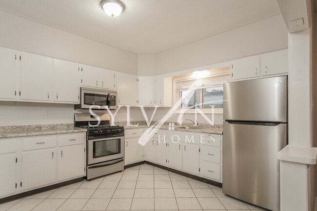 Building Photo - 3BR Brick Rancher Available Now!