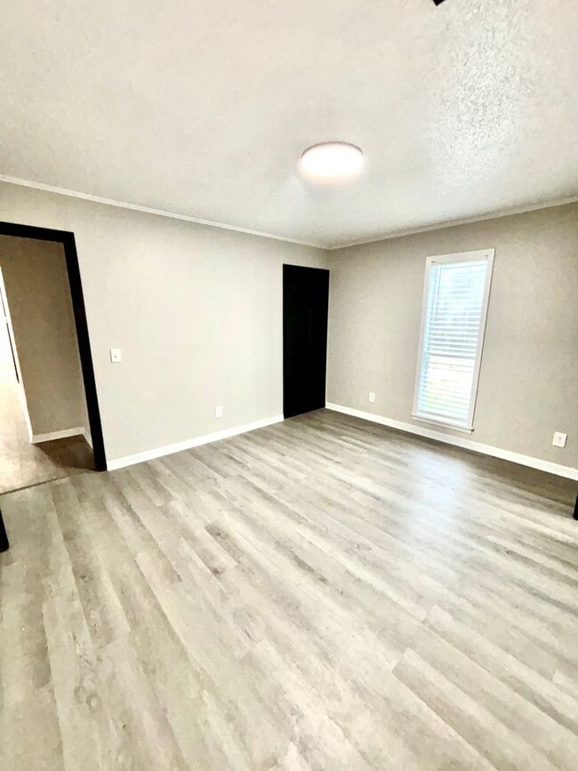 Building Photo - 5313 Johnwood- Valley View-Move In Ready!