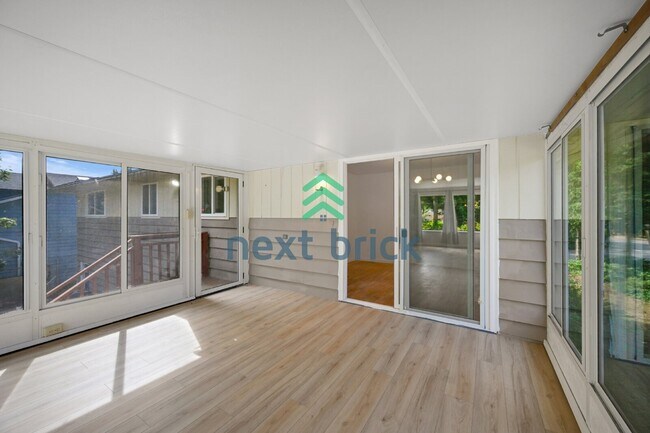 Foto del edificio - Charming 3-Bedroom Edmonds Home with 2 Full Baths and Spacious 1982 Sq. Ft. Living Space!