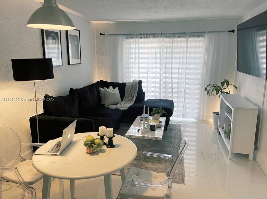 Foto principal - 445 SW 11th St