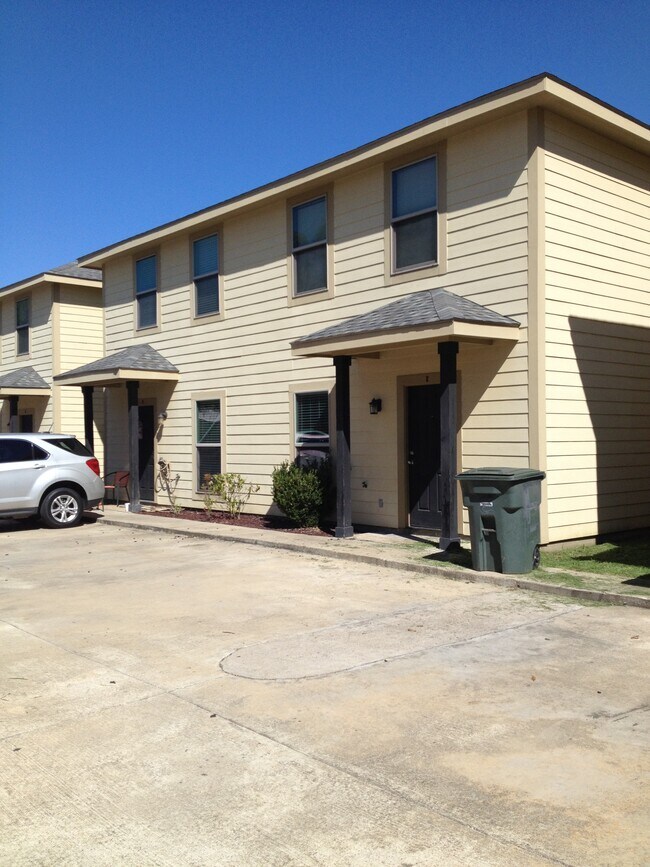 Building Photo - 1700 Mignonette Ln