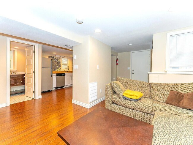 Foto del edificio - 2160 NW Everett Street ~ Downstairs Unit i...