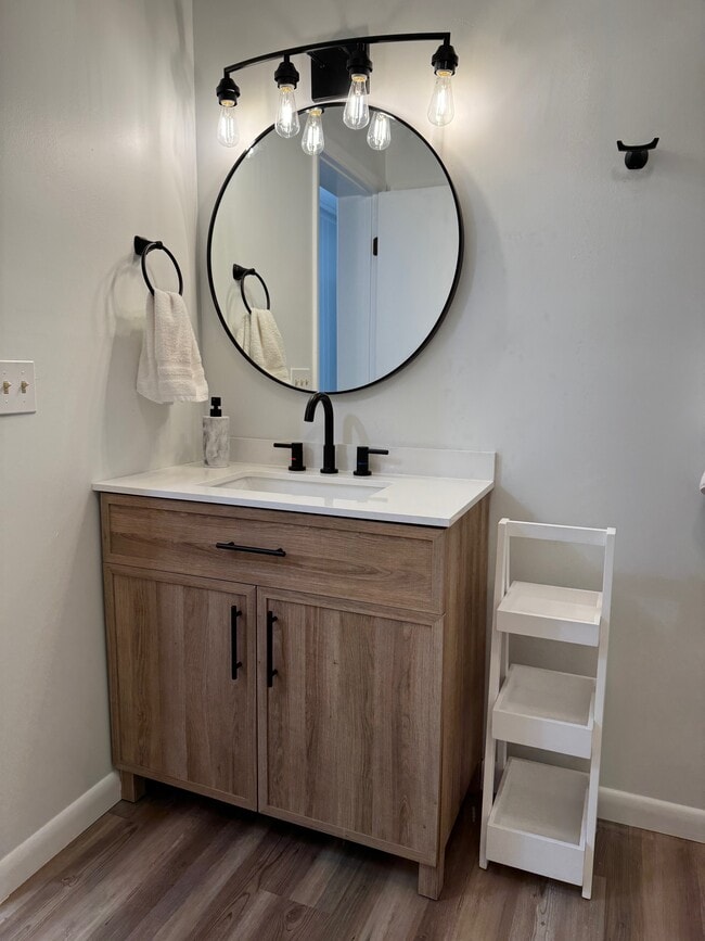 Foto del edificio - 22730 Holly Way W