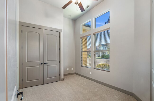 Building Photo - Little Valley Beauty!