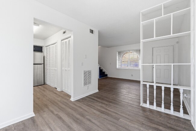 Foto del edificio - 1071-1073 Laurel Ln NW