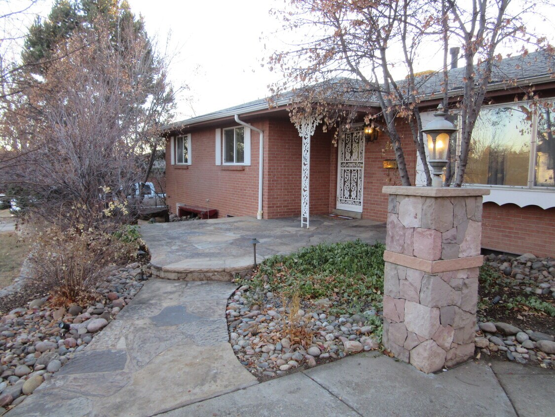 Primary Photo - 2727 S Benton St