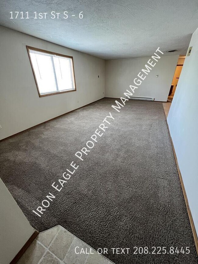 Building Photo - 1711 1st St S