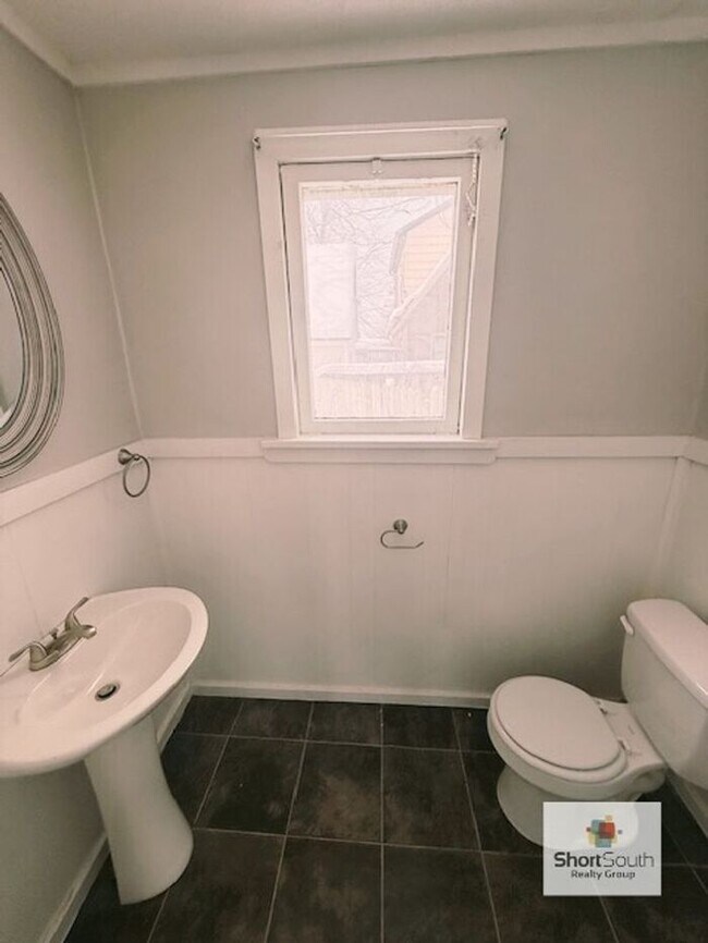 Foto del edificio - 3 bed 2 bath single family home with a detached 2 stall garage