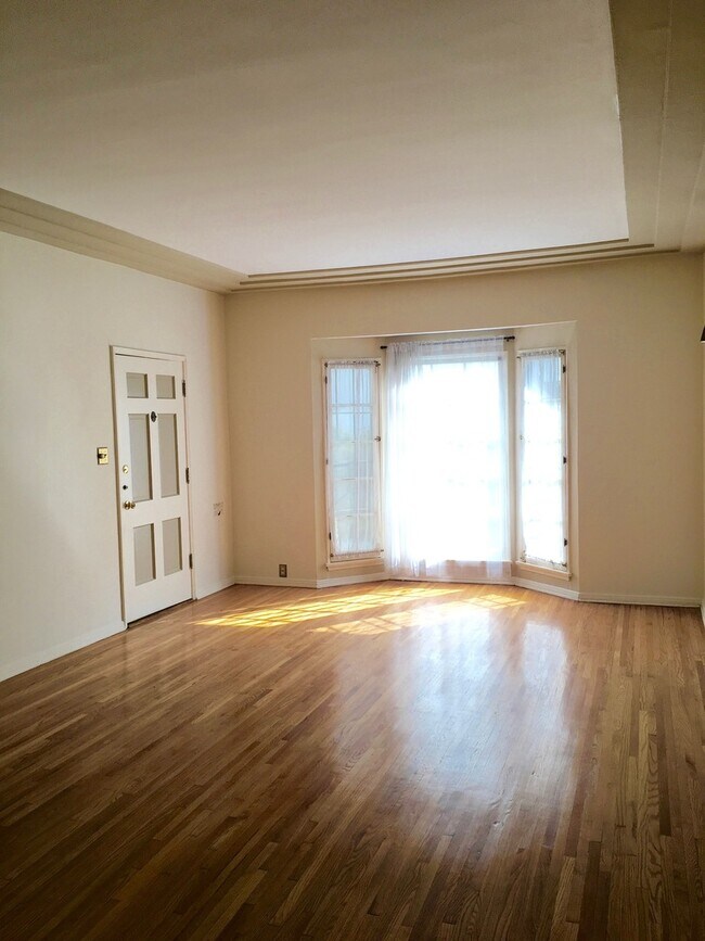 Front door & living room - 626 S Ridgeley Dr
