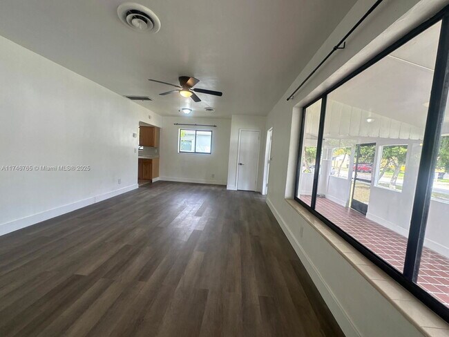 Building Photo - 580 NE 170th St