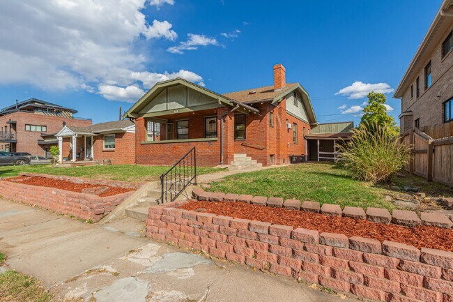 Foto del edificio - Great two bed two bath bungalow for rent i...