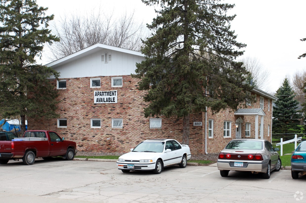 2017 Commerce Blvd, Mound, MN 55364 Apartments in Mound, MN