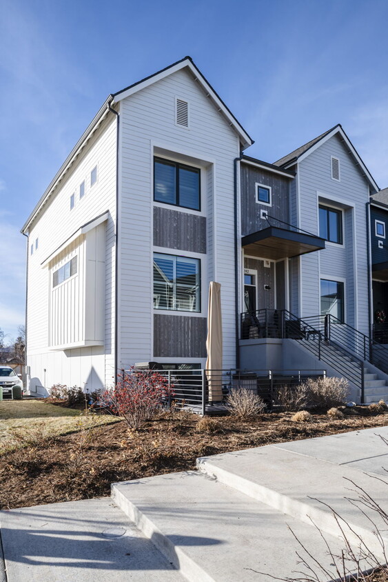 Primary Photo - 242 Clementina St