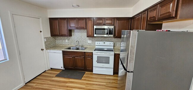 Building Photo - 3 Bed 2 bath Park Terrace Town Home FOR RENT