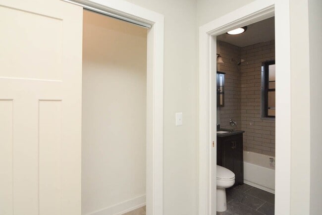 Building Photo - 4549 N Damen Ave