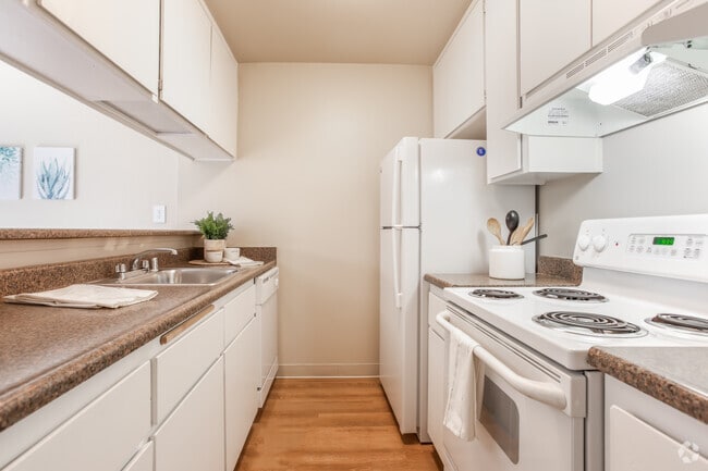 2BR, 2BA - 1016 SqFt - Palm Terrace