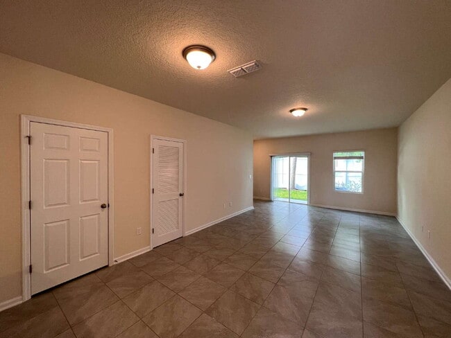 Foto del edificio - Charming 3-Bedroom Townhome for Rent in De...