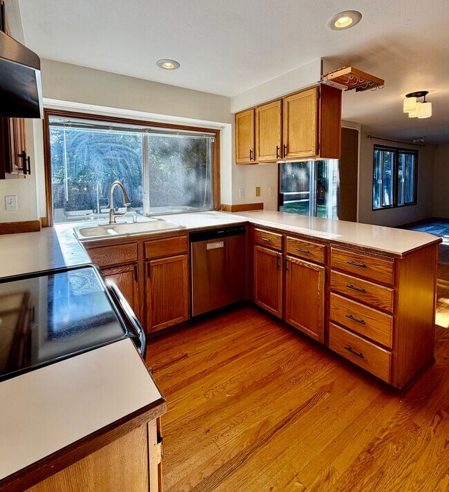 Foto del edificio - 4 Bed / 2.5 Bath Education hill in Redmond 2-story home $4,295/month