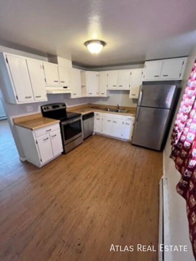 Foto principal - 3750 Owens St