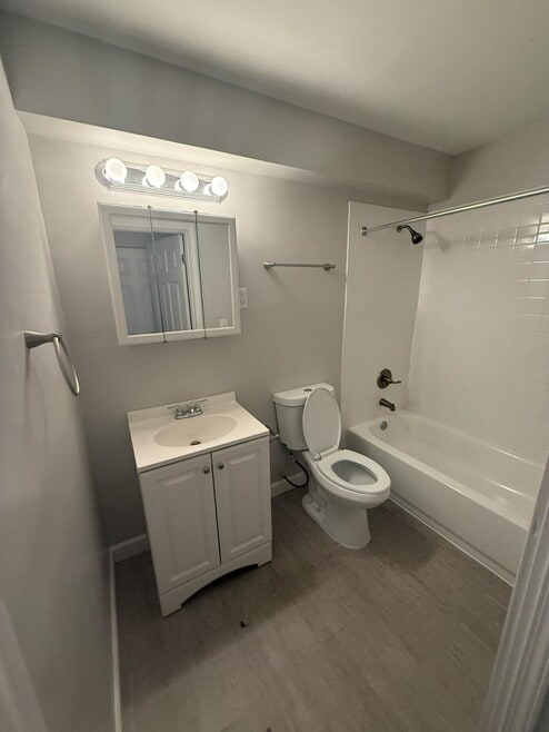Building Photo - La Vue Lake Apartments