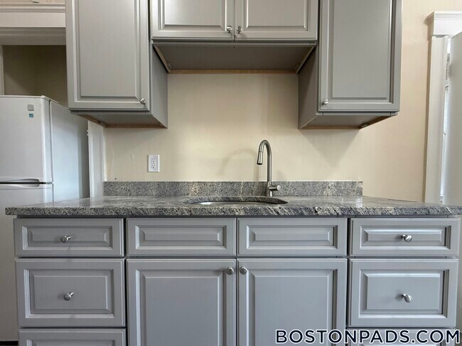 Building Photo - 53 Fellsway W