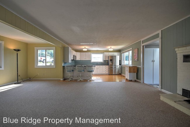 Building Photo - 4 br, 3 bath House - 396 Lakeview Street