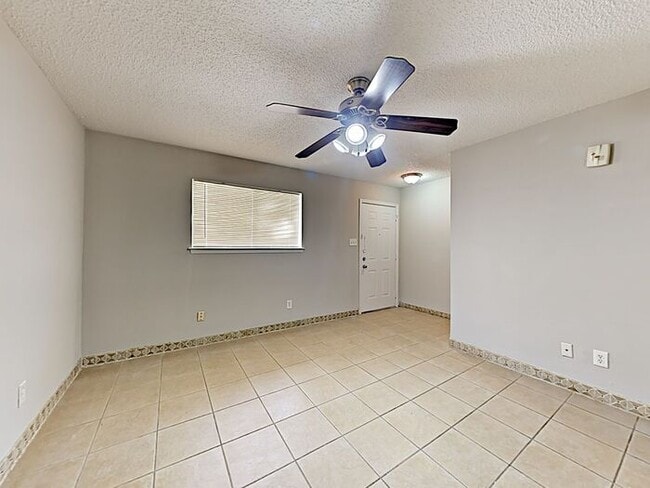 Building Photo - $1,000 OFF 1st Month*. No App Fee *Move in...