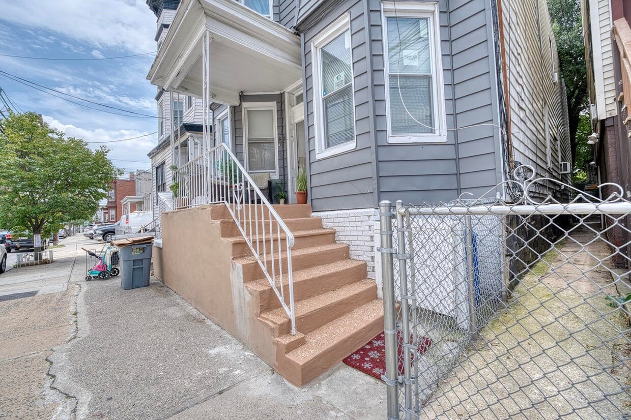 Primary Photo - 37 Poplar St