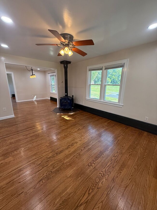 Building Photo - 3 Bedroom House With Large Yard and 2 Bath...