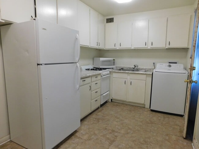 Building Photo - Cozy Apartment Close to CMU