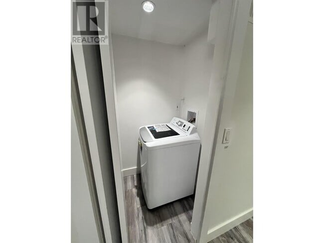 Building Photo - 352 Laurentian Crescent