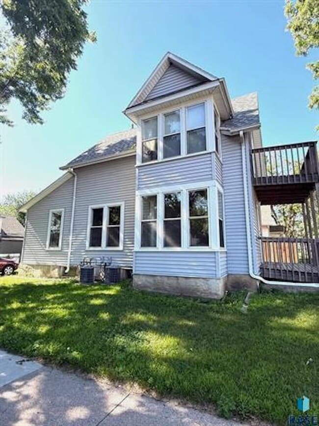 Building Photo - 425 S Prairie Ave