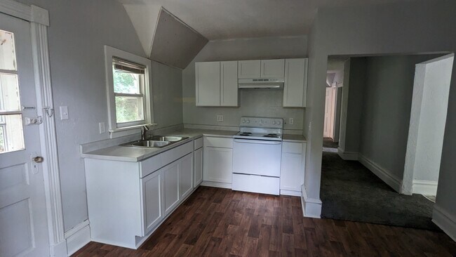 Kitchen - 119 S 6th St