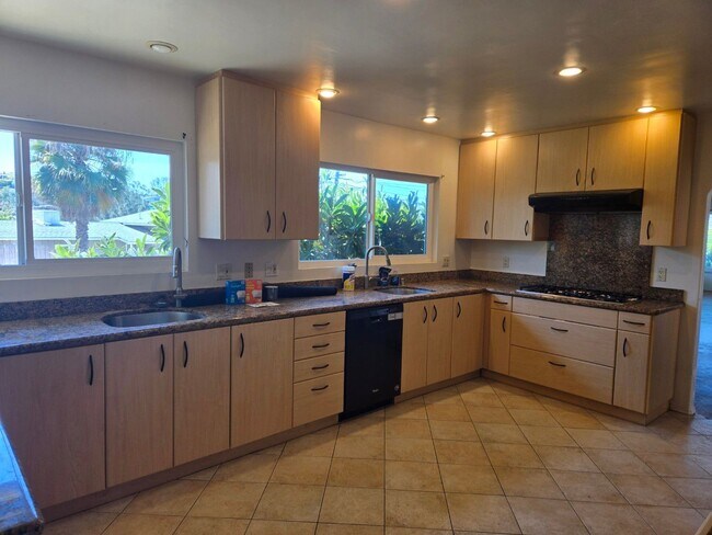 Foto del edificio - SDSU / College Area 6 bedrooms with 4 baths split-level home.
