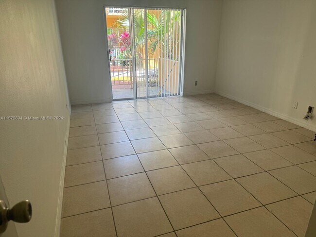 Foto del edificio - 18111 NW 68th Ave