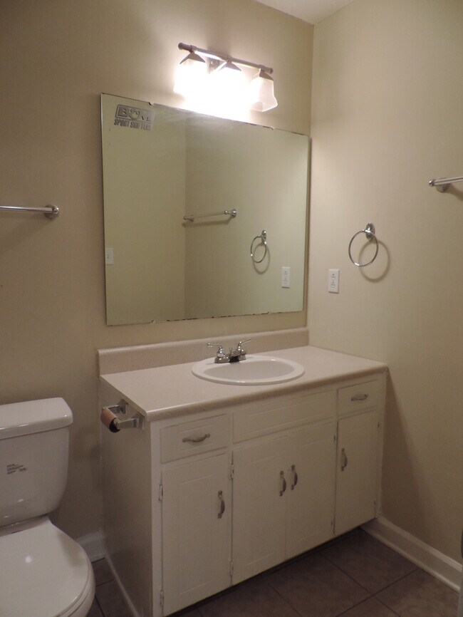 Foto del edificio - One story with 3 beds and 2 bath ranch hom...