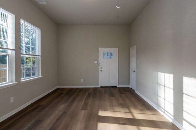 Building Photo - Move in ready 2 bedroom 1 bath duplex in 7...