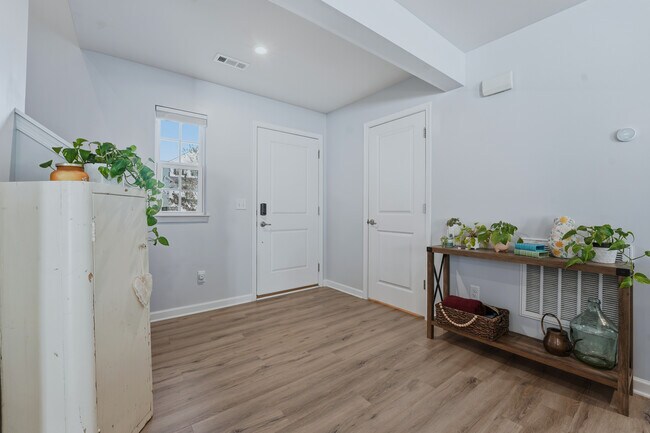 Building Photo - 838 Dean Dr