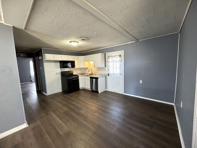 Building Photo - FOR RENT 3BR 2 BA