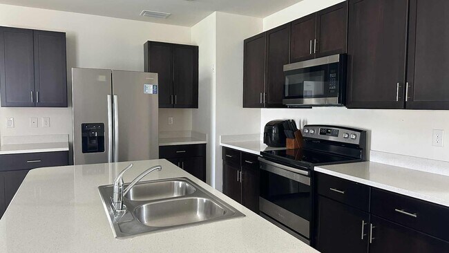 Foto del edificio - 8821 Swell Brooks Ct