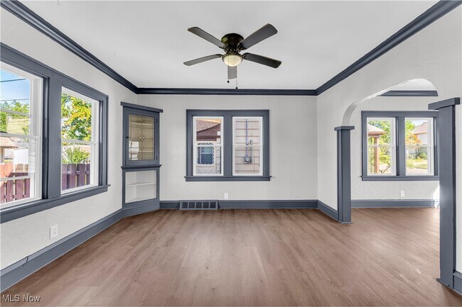 Foto del edificio - 8302 Pinegrove Ave