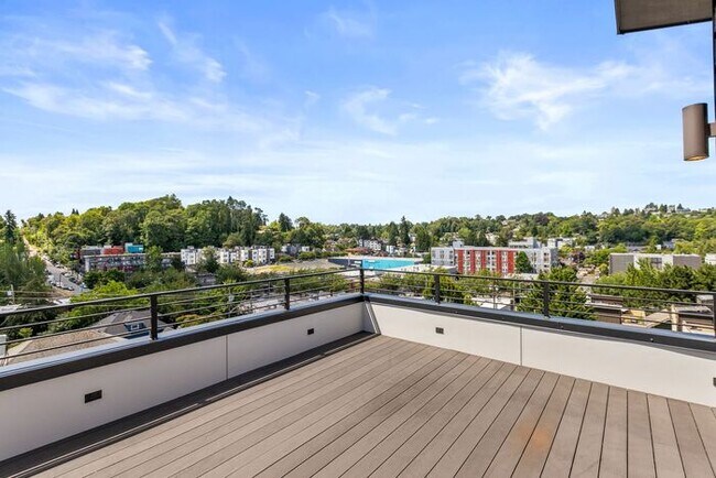 Foto del edificio - Stunning Columbia City Townhome w/ Views and Air Conditioning