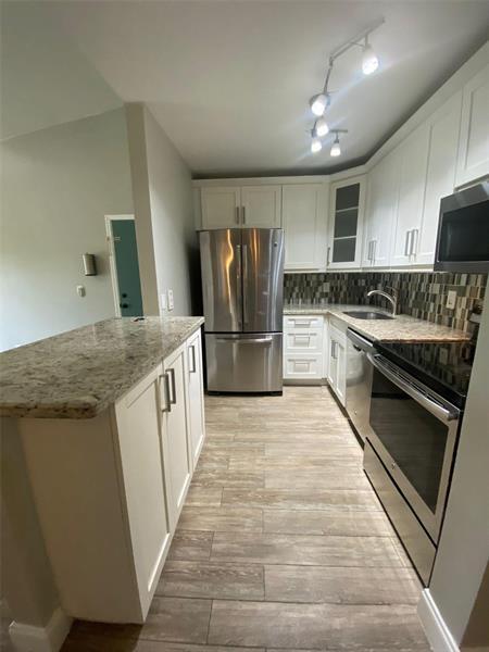 Foto del edificio - 10725 Cleary Blvd