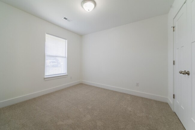 Building Photo - 712 Lamina Dr