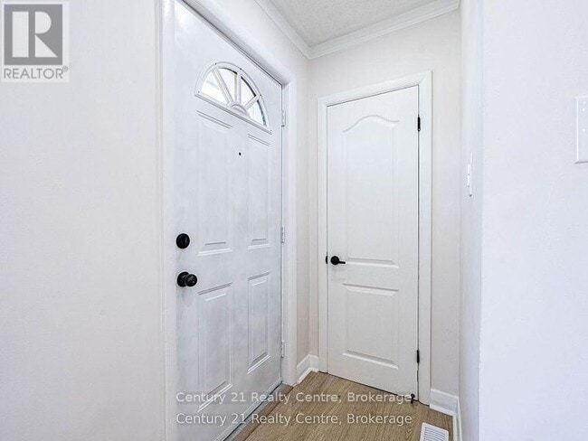 Building Photo - 7 Sunray Crescent